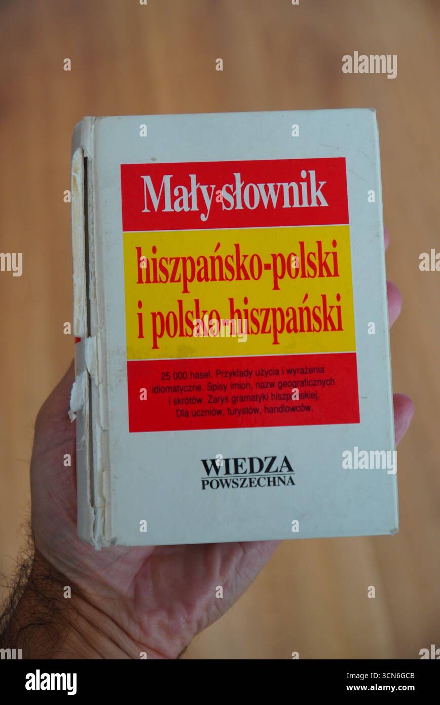 Ein kleines zweisprachiges Wörterbuch zum Erlernen von Polnisch und Spanisch, das für Sprachstudien und Übersetzungszwecke nützlich ist. Stockfoto