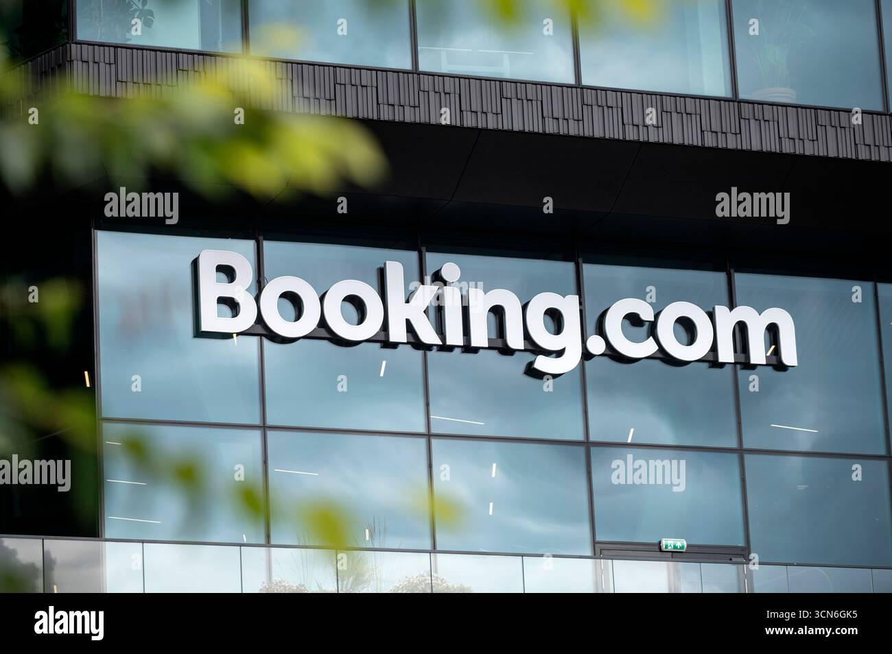 Amsterdam Niederlande 23. August 2025 Booking.com Niederlassungen. Booking.com ist eine Hotelbuchungsplattform. Buchung, hauptsitz, hauptsitz, Logo, Kantoor Stockfoto