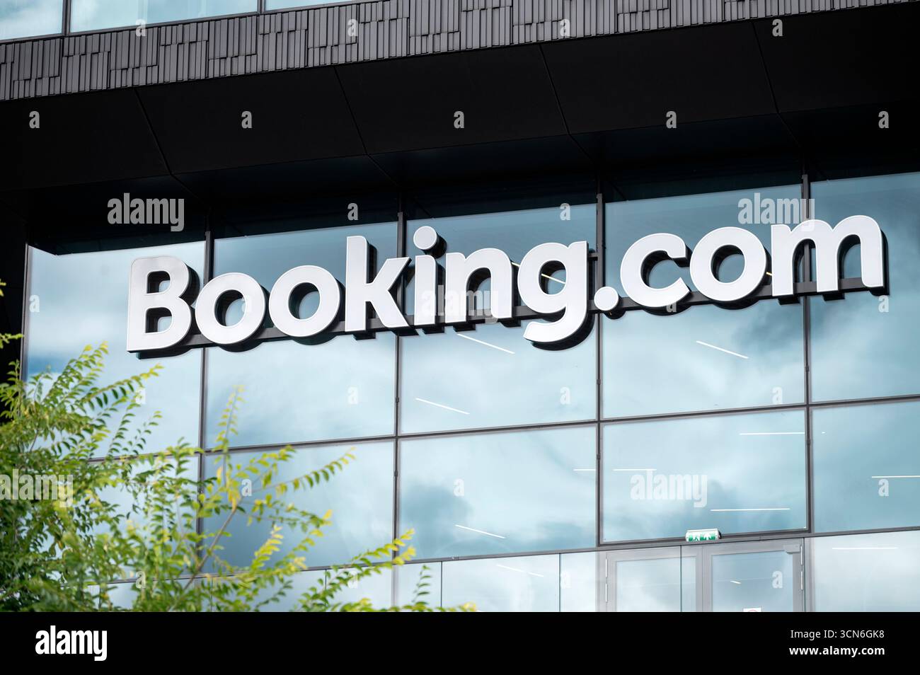Amsterdam Niederlande 23. August 2025 Booking.com Niederlassungen. Booking.com ist eine Hotelbuchungsplattform. Buchung, hauptsitz, hauptsitz, Logo, Kantoor Stockfoto