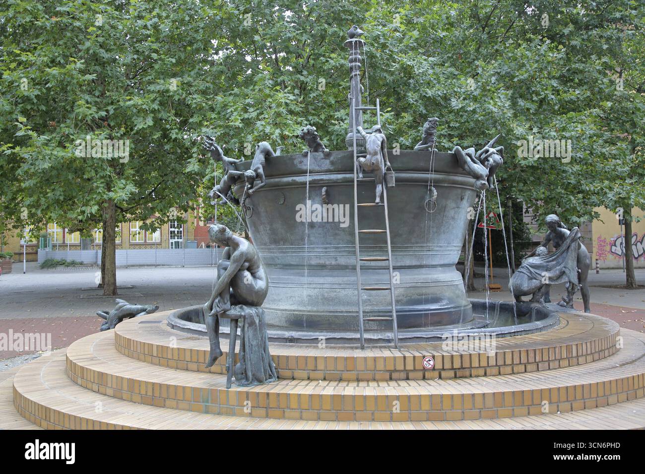 Faun-Brunnen von Heinrich Apel 1986, moderne Kunst, Bronzeskulpturen, Figuren, Sprossenleiter, hoch, klettern, klettern, Skulpturengruppe, Kessel, wasserbasi Stockfoto