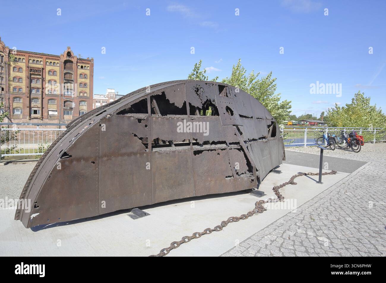 Wrack Teil des historischen Kettenschleppers Gustav Zeuner, rostiges Stück vom Heck, Schiffswrack, Freilichtmuseum, Schiffshafen, kommerzielle ha Stockfoto