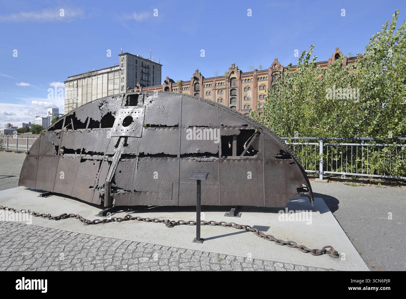 Wrack Teil des historischen Kettenschleppers Gustav Zeuner, rostiges Stück vom Heck, Schiffswrack, Freilichtmuseum, Schiffshafen, kommerzielle ha Stockfoto