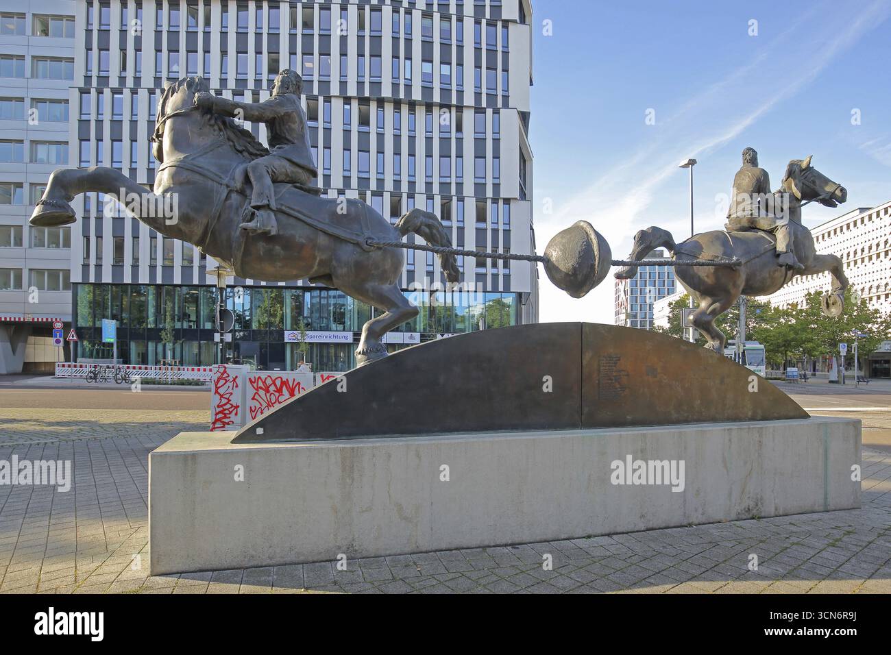 Magdeburger Hemisphären von Thomas Virnich 2012, Denkmal des Physikers und Mathematikers Otto von Guericke, zwei Reiterfiguren ziehen die halbe Kuppel auseinander Stockfoto
