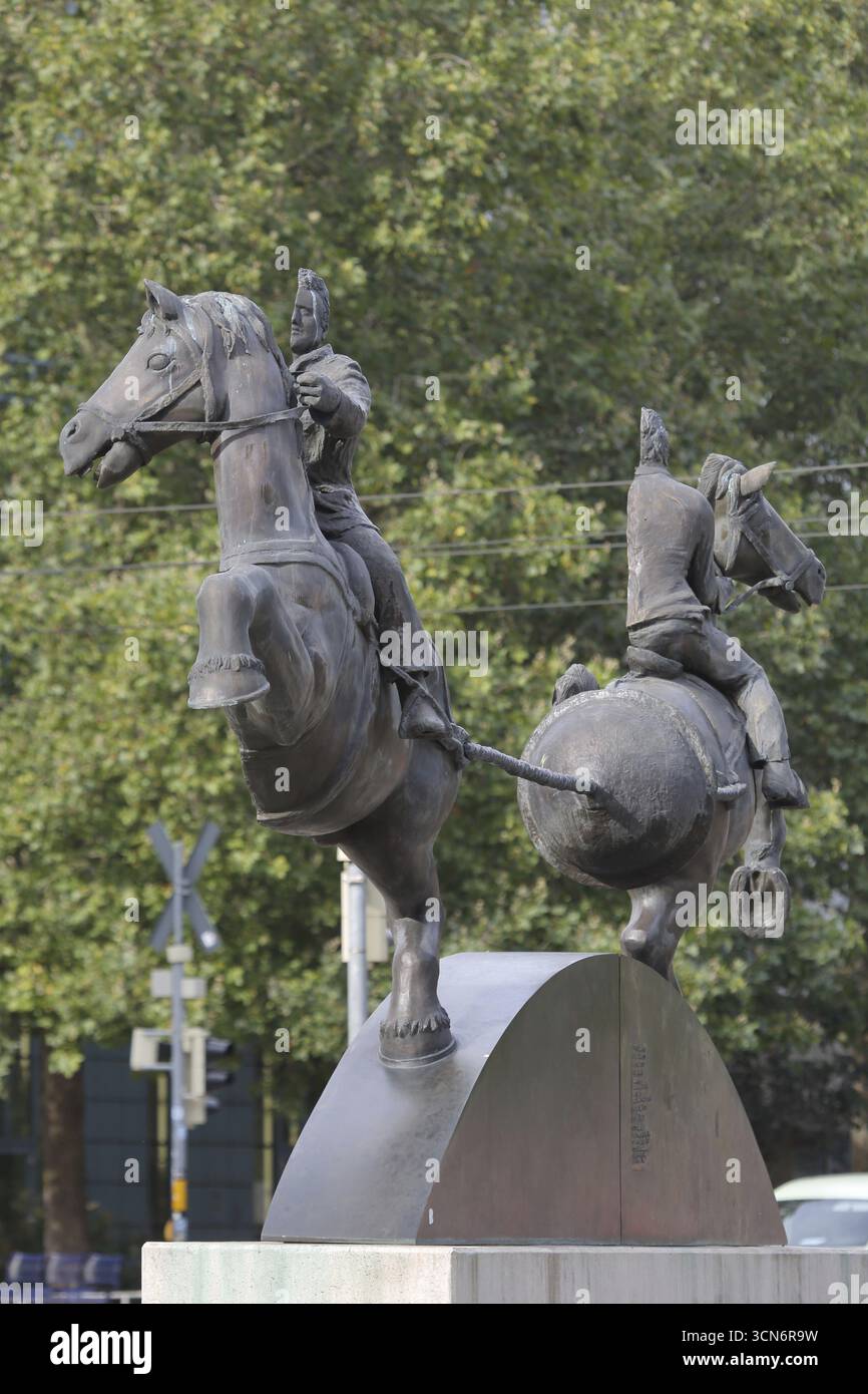 Magdeburger Hemisphären von Thomas Virnich 2012, Denkmal des Physikers und Mathematikers Otto von Guericke, zwei Halbpferdefiguren ziehen halbierte Spher Stockfoto