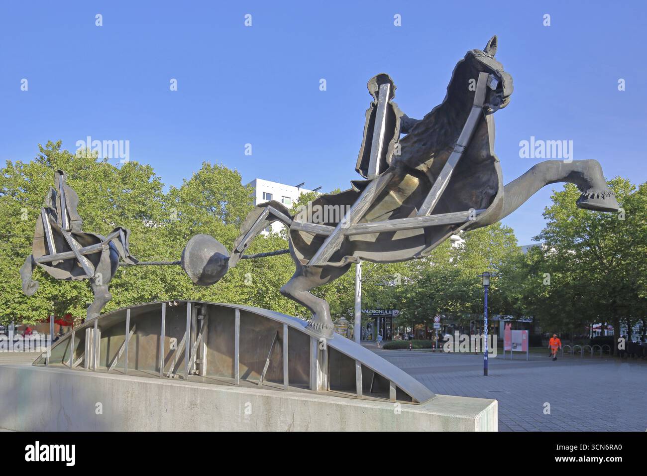 Magdeburger Hemisphären von Thomas Virnich 2012, Denkmal des Physikers und Mathematikers Otto von Guericke, zwei Reiterfiguren ziehen die halbe Kuppel auseinander Stockfoto