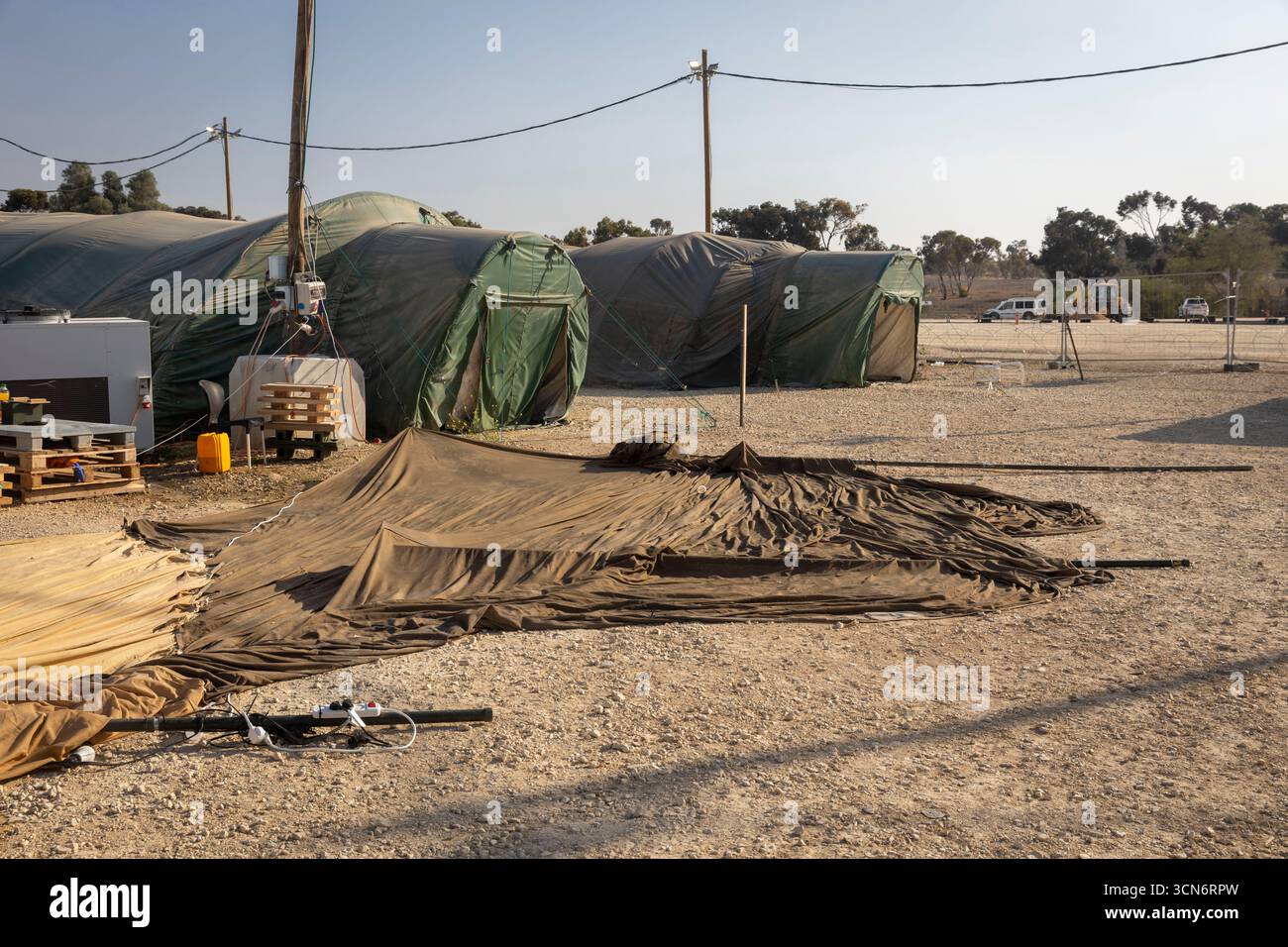 Temporäre Außenlager, wahrscheinlich für militärische, humanitäre oder Notfallzwecke. Stockfoto