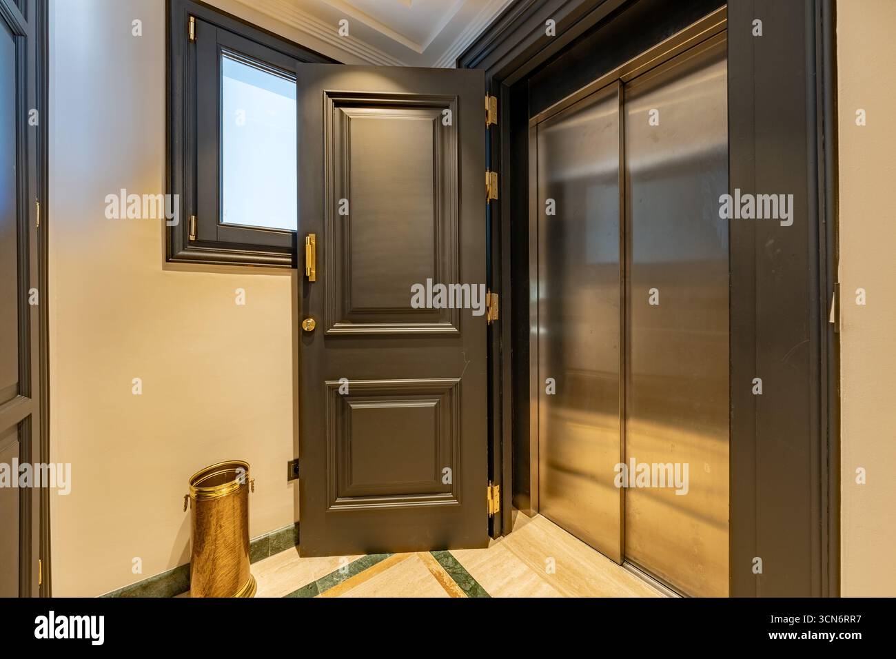 Ein Bild eines privaten Lifts in einem mediterranen Penthouse-Apartment Stockfoto