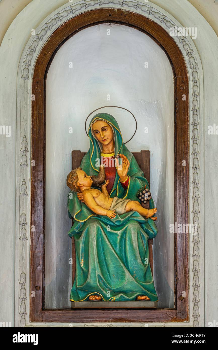 In einer Nische im Heiligtum der Madonna della Vigna, eine polychrome Statue der Madonna auf einem Thron mit dem Kind in den Armen. Pietravairano Stockfoto