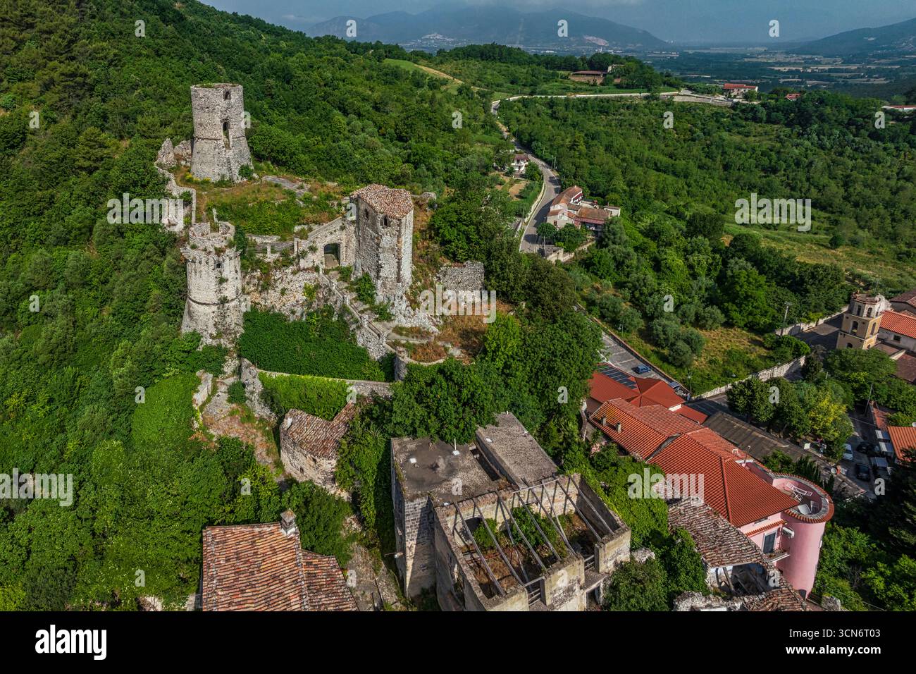 Blick aus der Vogelperspektive auf die mittelalterliche Burg mit Blick auf die historisch und architektonisch bedeutende Stadt des antiken mittelalterlichen Dorfes. Pietravairano Stockfoto