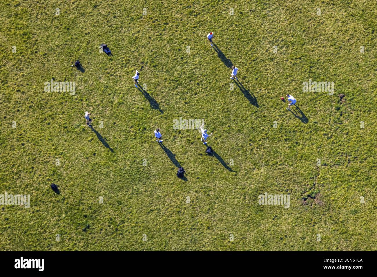 Luftaufnahme, sportliche Aktivität auf einer Wiese am Ruhrgebiet, Heven, Witten, Ruhrgebiet, Nordrhein-Westfalen, Deutschland, DE, Europa, Luftaufnahme, Luftaufnahme Stockfoto