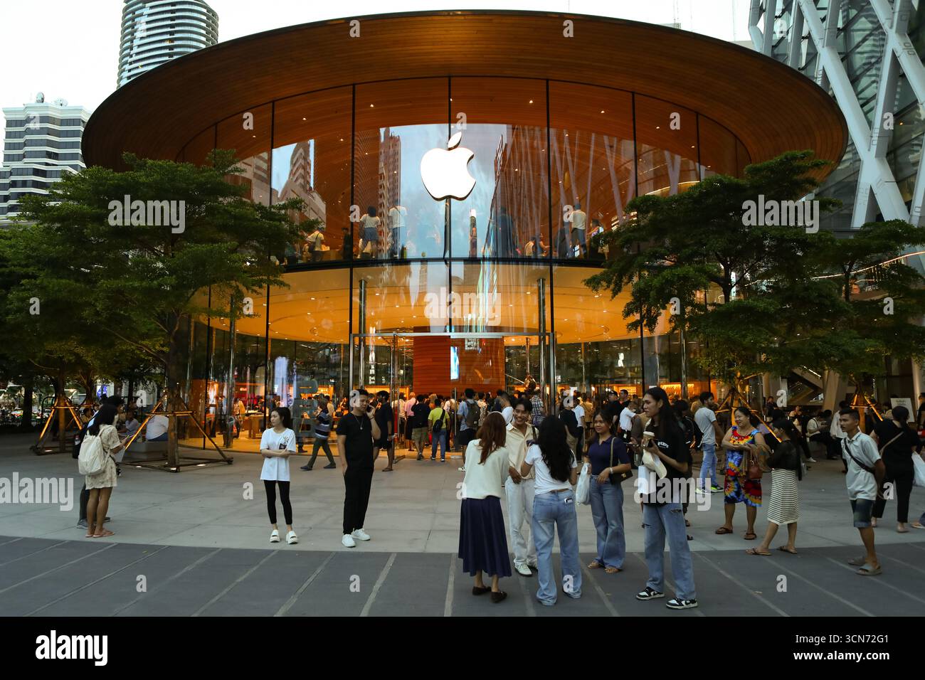 BANGKOK, THAILAND 19. September 2025: Ein Blick auf die Atmosphäre vor dem Apple Store im Central World in Bangkok. Die Smartphones der iPhone 17- und iPhone Air-Serie sind offiziell für den ersten Tag in Thailand erhältlich. (Foto: Teera Noisakran/SIPA USA) Credit: SIPA USA/Alamy Live News Stockfoto