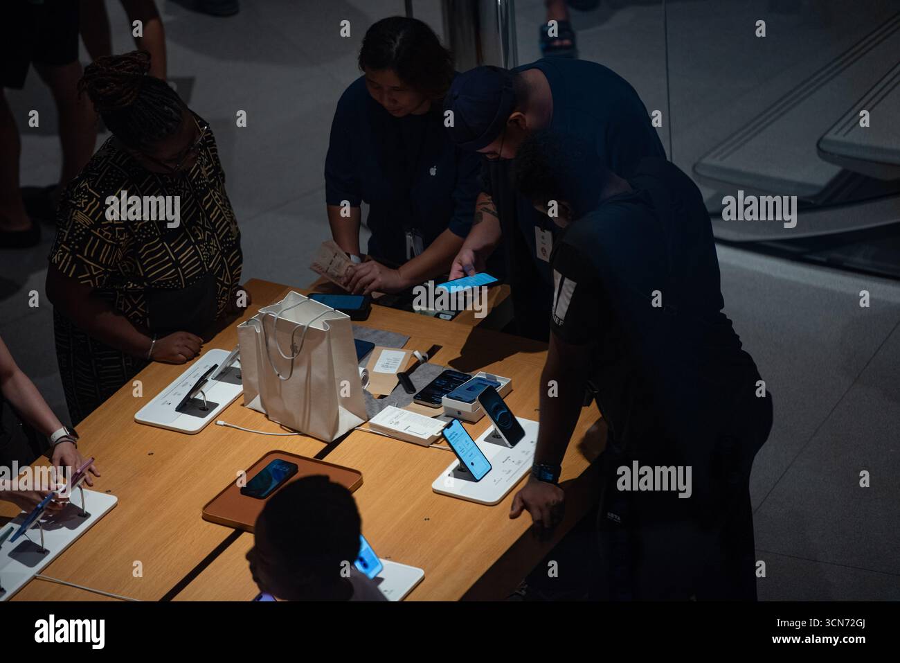 BANGKOK, THAILAND 19. September 2025: Ein Blick auf die Atmosphäre vor dem Apple Store im Central World in Bangkok. Die Smartphones der iPhone 17- und iPhone Air-Serie sind offiziell für den ersten Tag in Thailand erhältlich. (Foto: Teera Noisakran/SIPA USA) Credit: SIPA USA/Alamy Live News Stockfoto