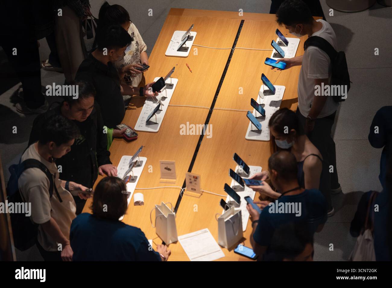 BANGKOK, THAILAND 19. September 2025: Ein Blick auf die Atmosphäre vor dem Apple Store im Central World in Bangkok. Die Smartphones der iPhone 17- und iPhone Air-Serie sind offiziell für den ersten Tag in Thailand erhältlich. (Foto: Teera Noisakran/SIPA USA) Credit: SIPA USA/Alamy Live News Stockfoto
