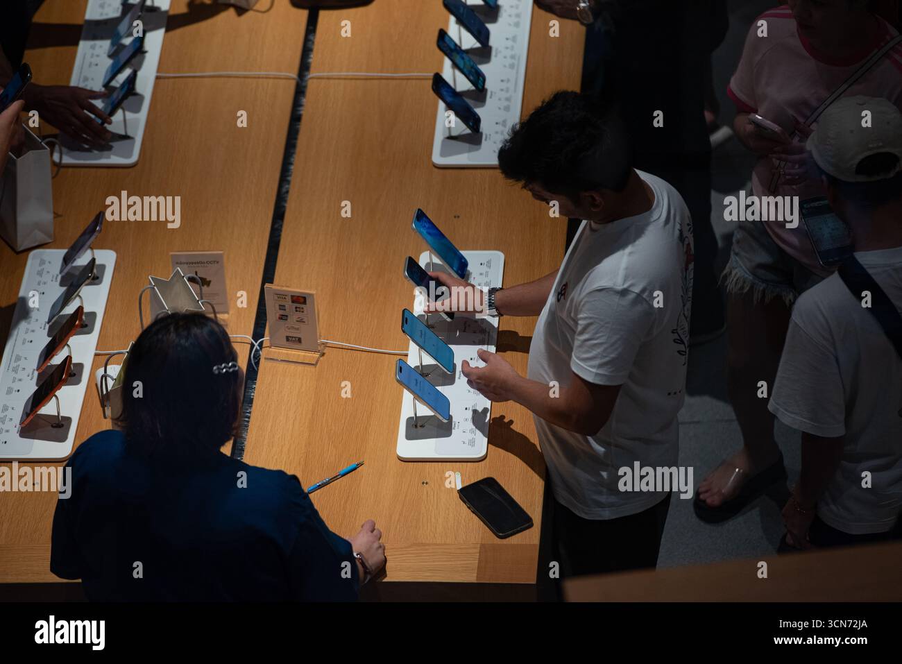 BANGKOK, THAILAND 19. September 2025: Ein Blick auf die Atmosphäre vor dem Apple Store im Central World in Bangkok. Die Smartphones der iPhone 17- und iPhone Air-Serie sind offiziell für den ersten Tag in Thailand erhältlich. (Foto: Teera Noisakran/SIPA USA) Credit: SIPA USA/Alamy Live News Stockfoto