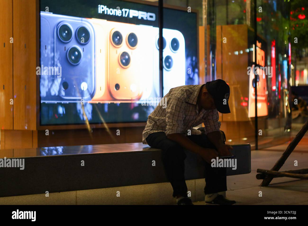 BANGKOK, THAILAND 19. September 2025: Ein Blick auf die Atmosphäre vor dem Apple Store im Central World in Bangkok. Die Smartphones der iPhone 17- und iPhone Air-Serie sind offiziell für den ersten Tag in Thailand erhältlich. (Foto: Teera Noisakran/SIPA USA) Credit: SIPA USA/Alamy Live News Stockfoto