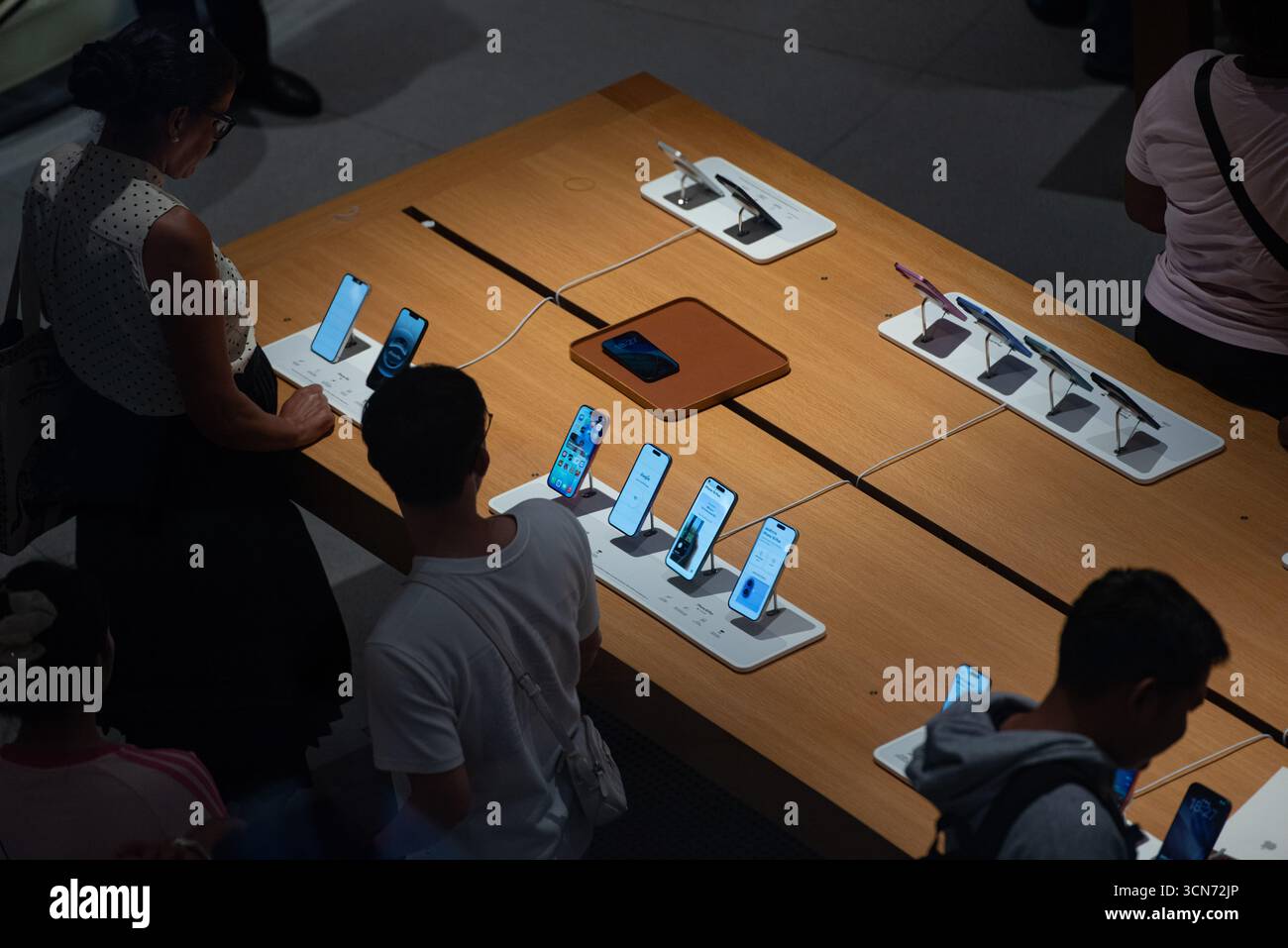 BANGKOK, THAILAND 19. September 2025: Ein Blick auf die Atmosphäre vor dem Apple Store im Central World in Bangkok. Die Smartphones der iPhone 17- und iPhone Air-Serie sind offiziell für den ersten Tag in Thailand erhältlich. (Foto: Teera Noisakran/SIPA USA) Credit: SIPA USA/Alamy Live News Stockfoto