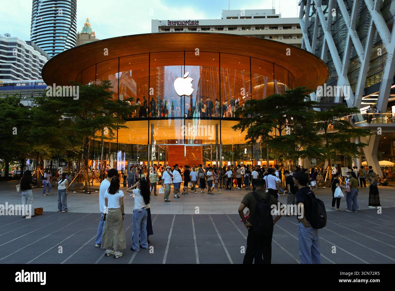 BANGKOK, THAILAND 19. September 2025: Ein Blick auf die Atmosphäre vor dem Apple Store im Central World in Bangkok. Die Smartphones der iPhone 17- und iPhone Air-Serie sind offiziell für den ersten Tag in Thailand erhältlich. (Foto: Teera Noisakran/SIPA USA) Credit: SIPA USA/Alamy Live News Stockfoto
