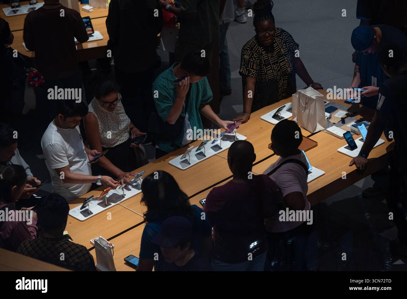 BANGKOK, THAILAND 19. September 2025: Ein Blick auf die Atmosphäre vor dem Apple Store im Central World in Bangkok. Die Smartphones der iPhone 17- und iPhone Air-Serie sind offiziell für den ersten Tag in Thailand erhältlich. (Foto: Teera Noisakran/SIPA USA) Credit: SIPA USA/Alamy Live News Stockfoto