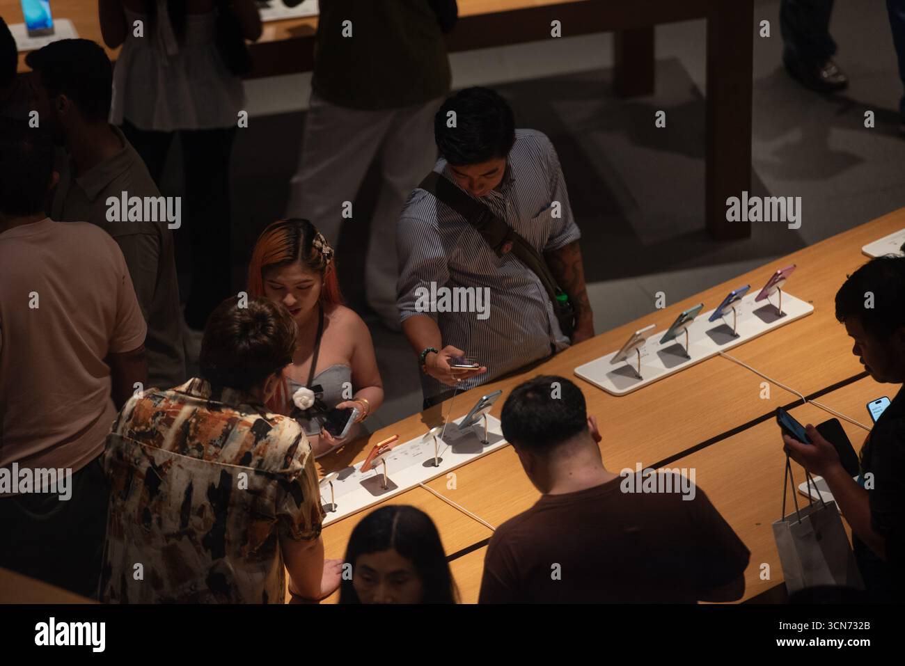 BANGKOK, THAILAND 19. September 2025: Ein Blick auf die Atmosphäre vor dem Apple Store im Central World in Bangkok. Die Smartphones der iPhone 17- und iPhone Air-Serie sind offiziell für den ersten Tag in Thailand erhältlich. (Foto: Teera Noisakran/SIPA USA) Credit: SIPA USA/Alamy Live News Stockfoto