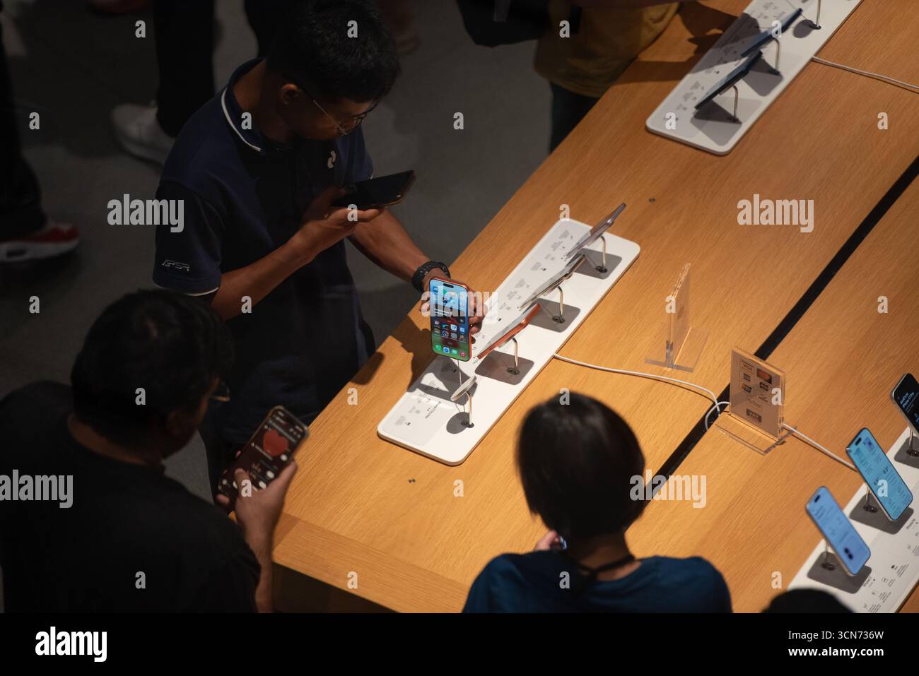 BANGKOK, THAILAND 19. September 2025: Ein Blick auf die Atmosphäre vor dem Apple Store im Central World in Bangkok. Die Smartphones der iPhone 17- und iPhone Air-Serie sind offiziell für den ersten Tag in Thailand erhältlich. (Foto: Teera Noisakran/SIPA USA) Credit: SIPA USA/Alamy Live News Stockfoto