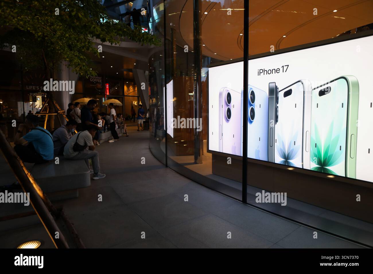 BANGKOK, THAILAND 19. September 2025: Ein Blick auf die Atmosphäre vor dem Apple Store im Central World in Bangkok. Die Smartphones der iPhone 17- und iPhone Air-Serie sind offiziell für den ersten Tag in Thailand erhältlich. (Foto: Teera Noisakran/SIPA USA) Credit: SIPA USA/Alamy Live News Stockfoto