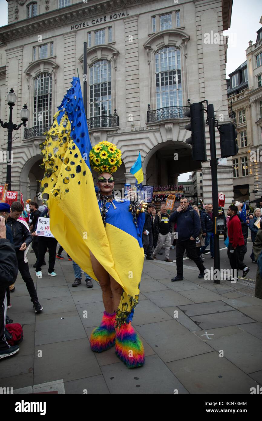 London, Großbritannien. September 2025. Anti-Trump-Demonstranten geben in den Straßen Londons eine Erklärung ab, um gegen Donald Trumps Staatsbesuch in Großbritannien zu protestieren Stockfoto