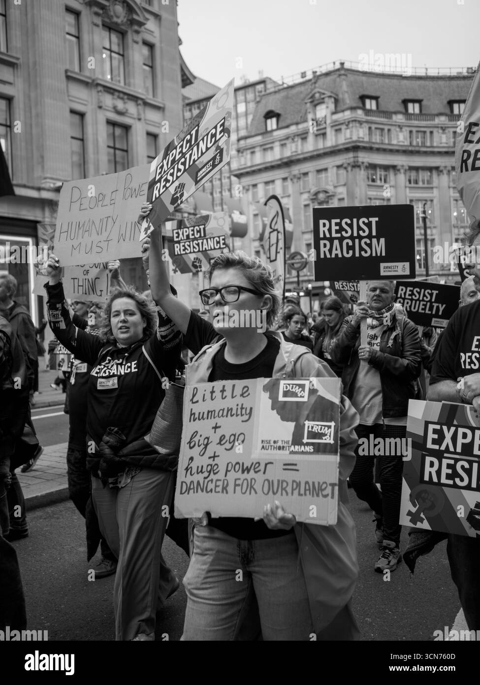 London, Großbritannien. September 2025. Tausende Anti-Trump-Demonstranten marschieren durch die Straßen Londons, um gegen Donald Trumps Staatsbesuch zu protestieren. Stockfoto