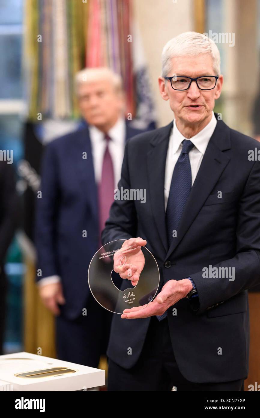 Tim Cook, CEO von Apple, verleiht im Rahmen einer Veranstaltung mit Präsident Donald J. Trump im Weißen Haus einen Gedenkpreis, der das amerikanische Herstellungsprogramm von Apple hervorhebt. August 2025. Bild mit freundlicher Genehmigung des Weißen Hauses. Stockfoto