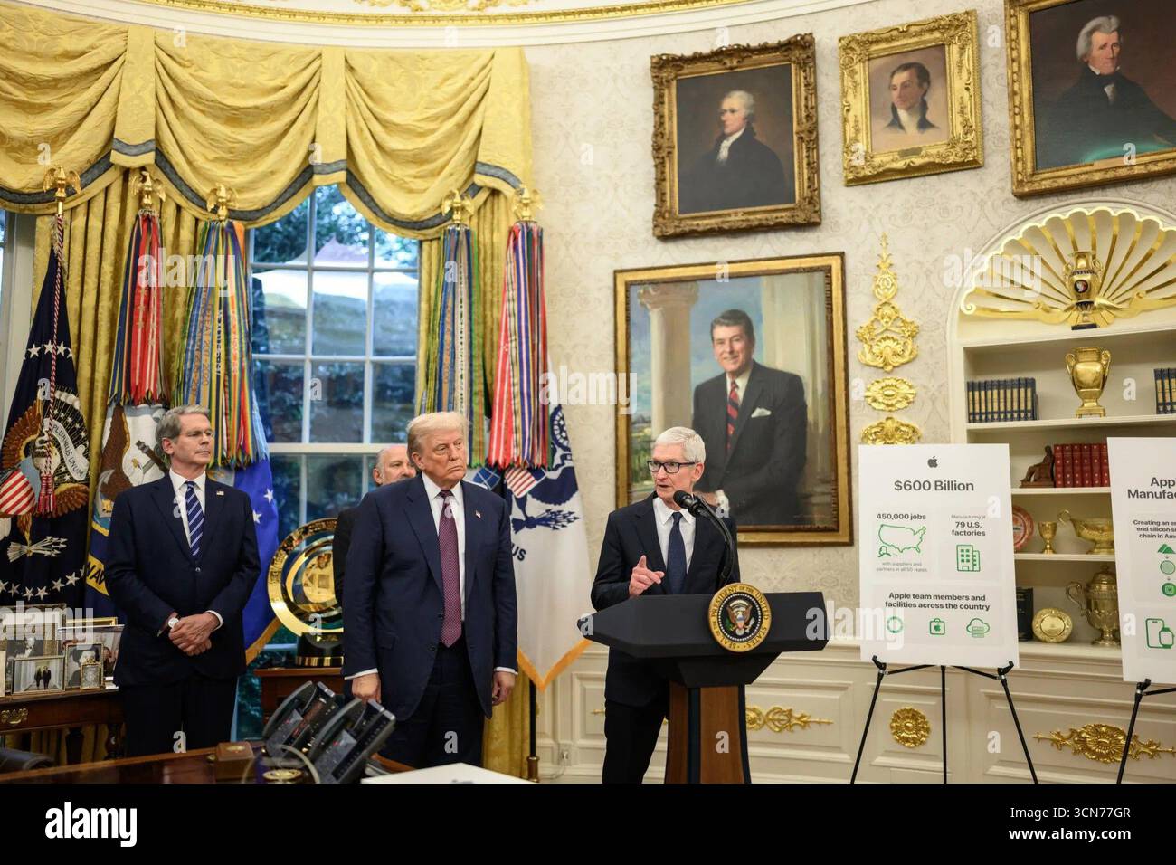 Tim Cook, CEO von Apple, spricht während einer Veranstaltung im Weißen Haus mit Präsident Donald J. Trump und hebt das 600 Milliarden US-Dollar schwere amerikanische Herstellungsprogramm von Apple und seine Investitionen in Arbeitsplätze und Produktion in den USA hervor. Bild mit freundlicher Genehmigung des Weißen Hauses. August 2025. Stockfoto