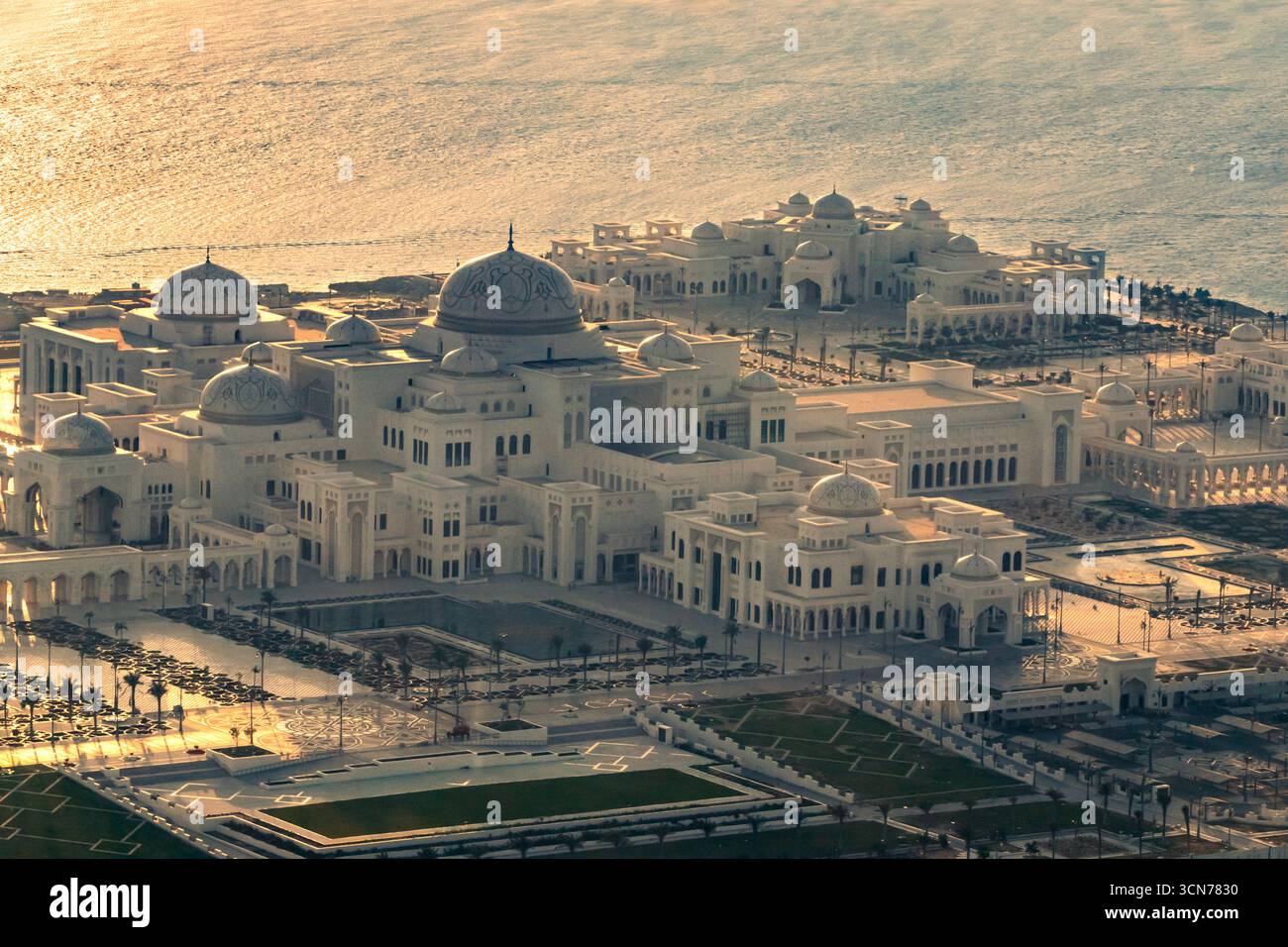 VAE - Abu Dhabi - Qasr Al Watan - Sonnenaufgangslicht auf Kuppeln und Arkaden Stockfoto