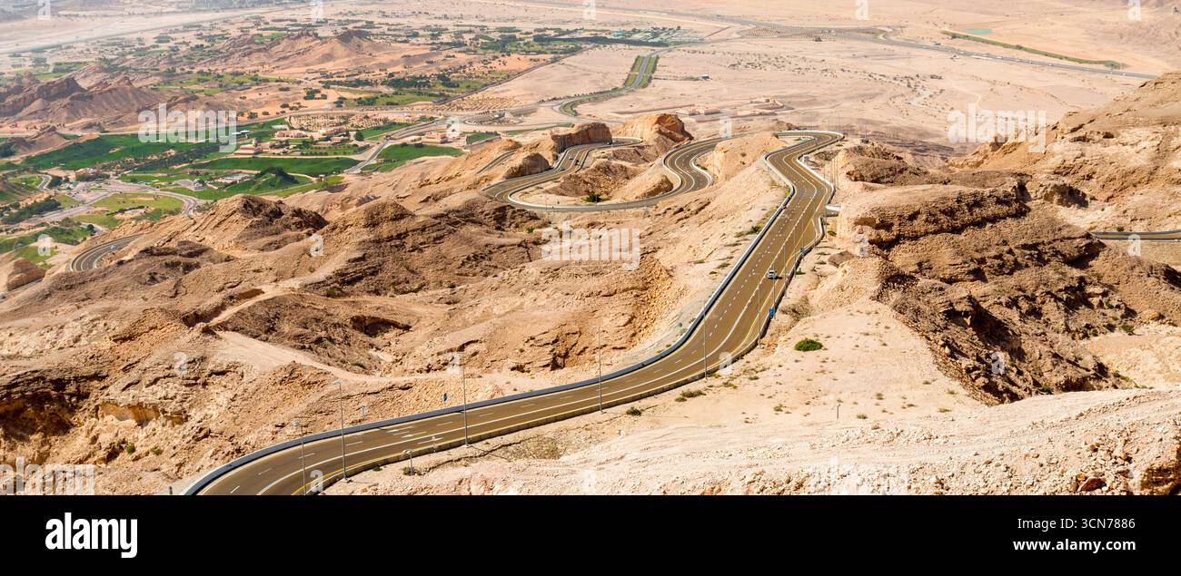 Vereinigte Arabische Emirate - Al Ain - Jebel Hafeet Mountain Road - Serpentinen zeichnen dramatische Linien über der Oase, ein berühmter Aufstieg zu einem atemberaubenden Blick auf die Wüste Stockfoto