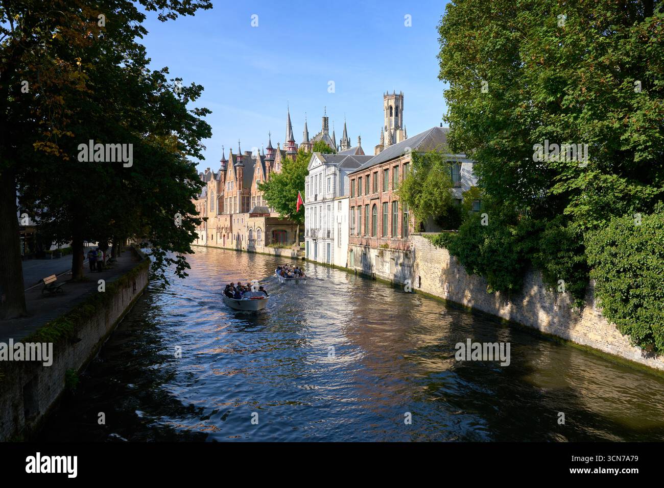 Brügge, Belgien – 14. September 2024 Touristenboote von der Peerdenstraat Brücke Brügge. Malerische touristische Kanaltour auf dem Groenerei-Kanal unter dem Stockfoto