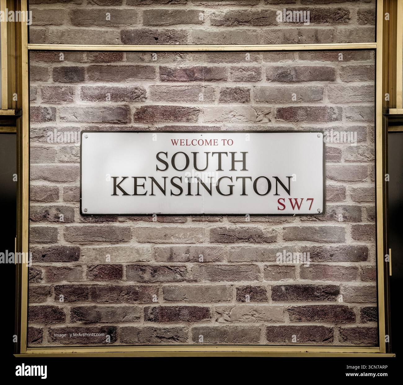 Willkommensschild in South Kensington, London, auf einer Ziegelmauer montiert. South Kensington ist ein bekanntes Gebiet im Royal Borough of Kensington and Chelsea Stockfoto