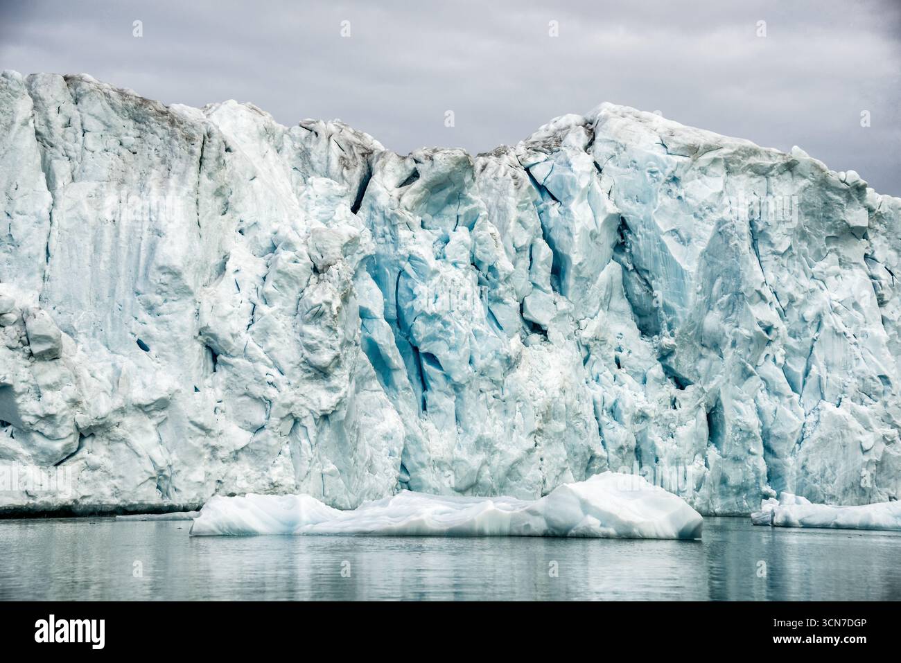 Klerckbukta-Gletscher Nordaustlandet Svalbard Norwegen // NORDEAUSTLANDET, Svalbard — der Klerckbukta-Gletscher ist eine große Eisformation auf Nordaustlandet, der zweitgrößten Insel des Svalbard-Archipels in der Hocharktis. Dieser Gletscher verfügt über eine hoch aufragende Eiswand und fragmentierte Eisberge. Svalbard ist ein Archipel zwischen der Grönlandsee und dem Arktischen Ozean. Stockfoto Klerckbukta-Gletscher Nordaustlandet Svalbard Norwegen // NORDEAUSTLANDET, Svalbard — der Klerckbukta-Gletscher ist eine große Eisformation auf Nordaustlandet, der zweitgrößten Insel des Svalbard-Archipels in der Hocharktis. Dieser Gletscher verfügt über eine hoch aufragende Eiswand und fragmentierte Eisberge. Svalbard ist ein Archipel zwischen der Grönlandsee und dem Arktischen Ozean. Stockfoto