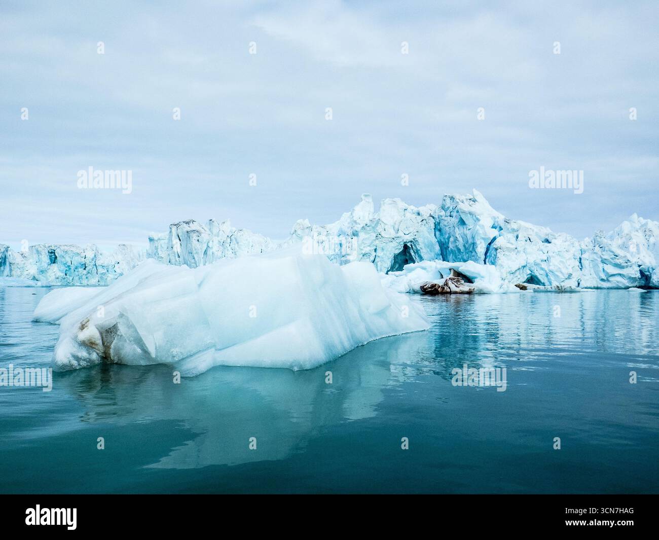 Eisberge in Klerckbukta Nordaustlandet Svalbard // NORTHEASTLAND, SVALBARD — Eisberge schwimmen in den Gewässern von Klerckbukta, einer Bucht auf der Insel Nordaustlandet im Svalbard-Archipel. Nordaustlandet ist die zweitgrößte Insel in Svalbard, einem von Norwegen verwalteten Gebiet der Arktis. Die Region ist bekannt für ihre riesigen Gletscher, Fjorde und eine reiche Tierwelt. Dieses Gebiet ist Teil des größeren Svalbard- und Jan Mayen-Territoriums. Stockfoto Eisberge in Klerckbukta Nordaustlandet Svalbard // NORTHEASTLAND, SVALBARD — Eisberge schwimmen in den Gewässern von Klerckbukta, einer Bucht auf der Insel Nordaustlandet im Svalbard-Archipel. Nordaustlandet ist die zweitgrößte Insel in Svalbard, einem von Norwegen verwalteten Gebiet der Arktis. Die Region ist bekannt für ihre riesigen Gletscher, Fjorde und eine reiche Tierwelt. Dieses Gebiet ist Teil des größeren Svalbard- und Jan Mayen-Territoriums. Stockfoto