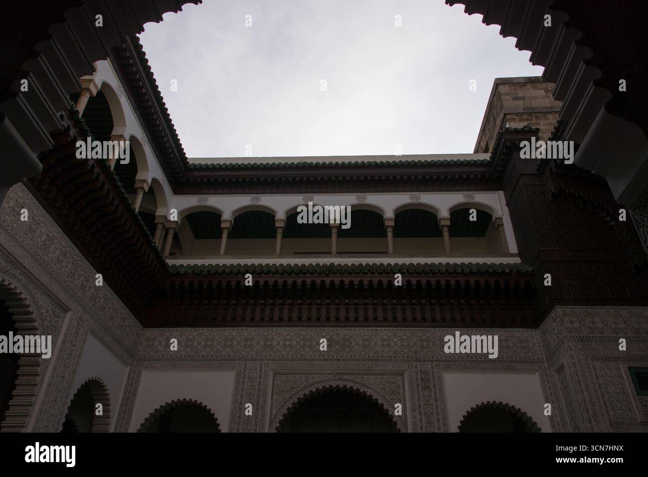 Blick auf den Königlichen Palast von Casablanca, offizielle Residenz der marokkanischen Monarchie, Beispiel für traditionelle Architektur und Symbol der königlichen Macht. Stockfoto