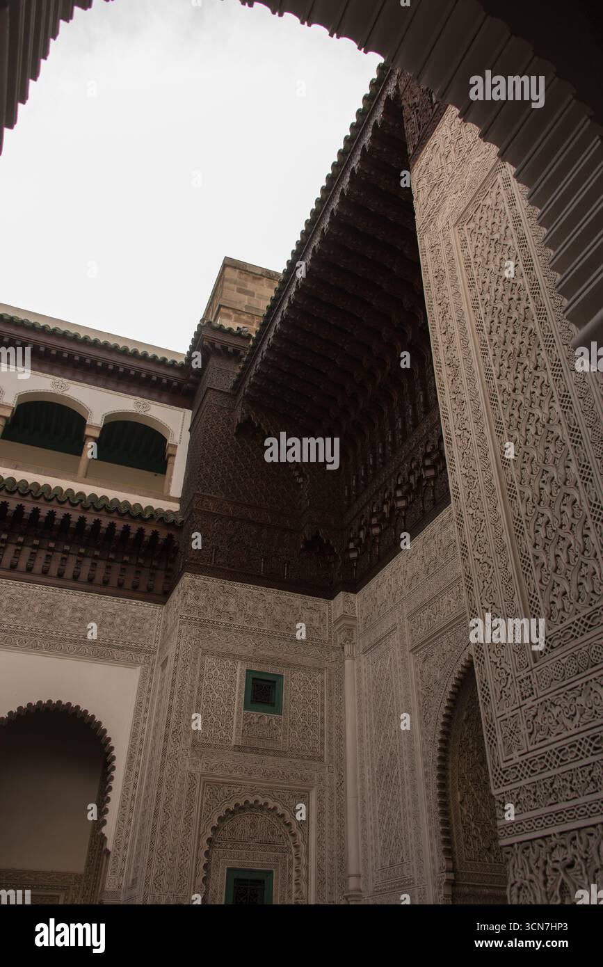 Blick auf den Königlichen Palast von Casablanca, offizielle Residenz der marokkanischen Monarchie, Beispiel für traditionelle Architektur und Symbol der königlichen Macht. Stockfoto