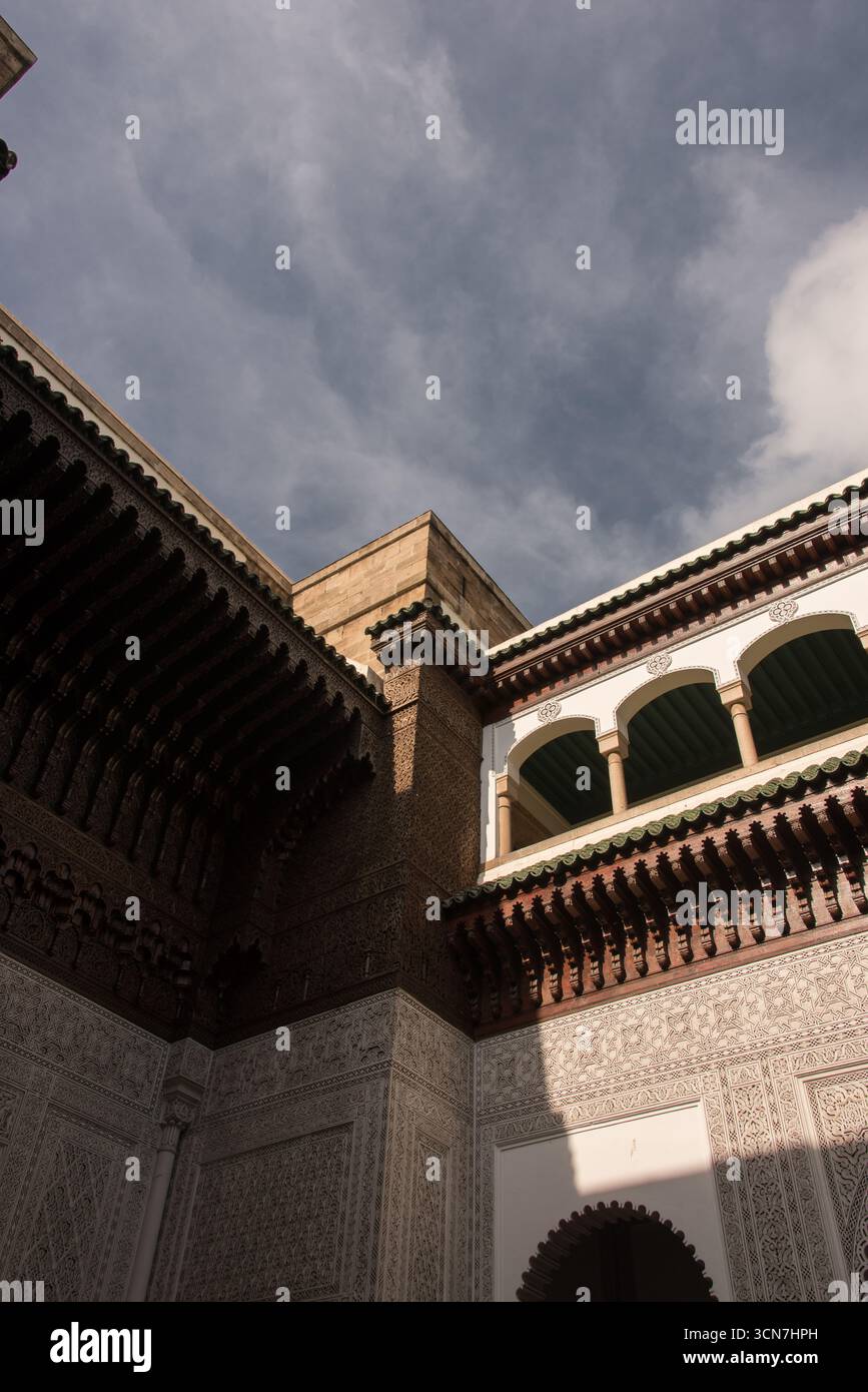 Blick auf den Königlichen Palast von Casablanca, offizielle Residenz der marokkanischen Monarchie, Beispiel für traditionelle Architektur und Symbol der königlichen Macht. Stockfoto