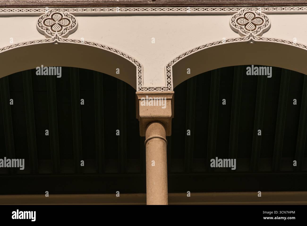 Blick auf den Königlichen Palast von Casablanca, offizielle Residenz der marokkanischen Monarchie, Beispiel für traditionelle Architektur und Symbol der königlichen Macht. Stockfoto