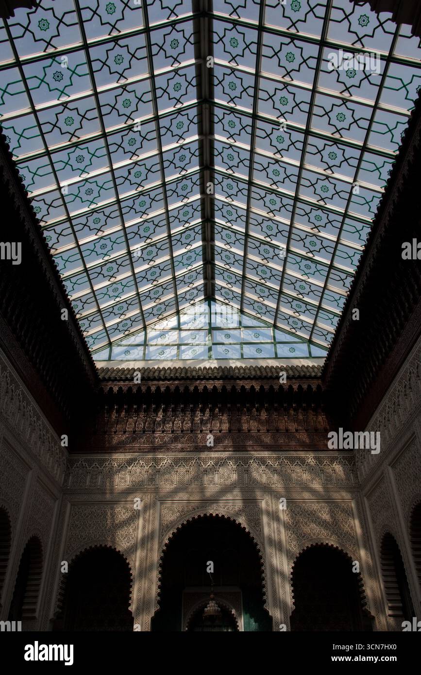 Blick auf den Königlichen Palast von Casablanca, offizielle Residenz der marokkanischen Monarchie, Beispiel für traditionelle Architektur und Symbol der königlichen Macht. Stockfoto