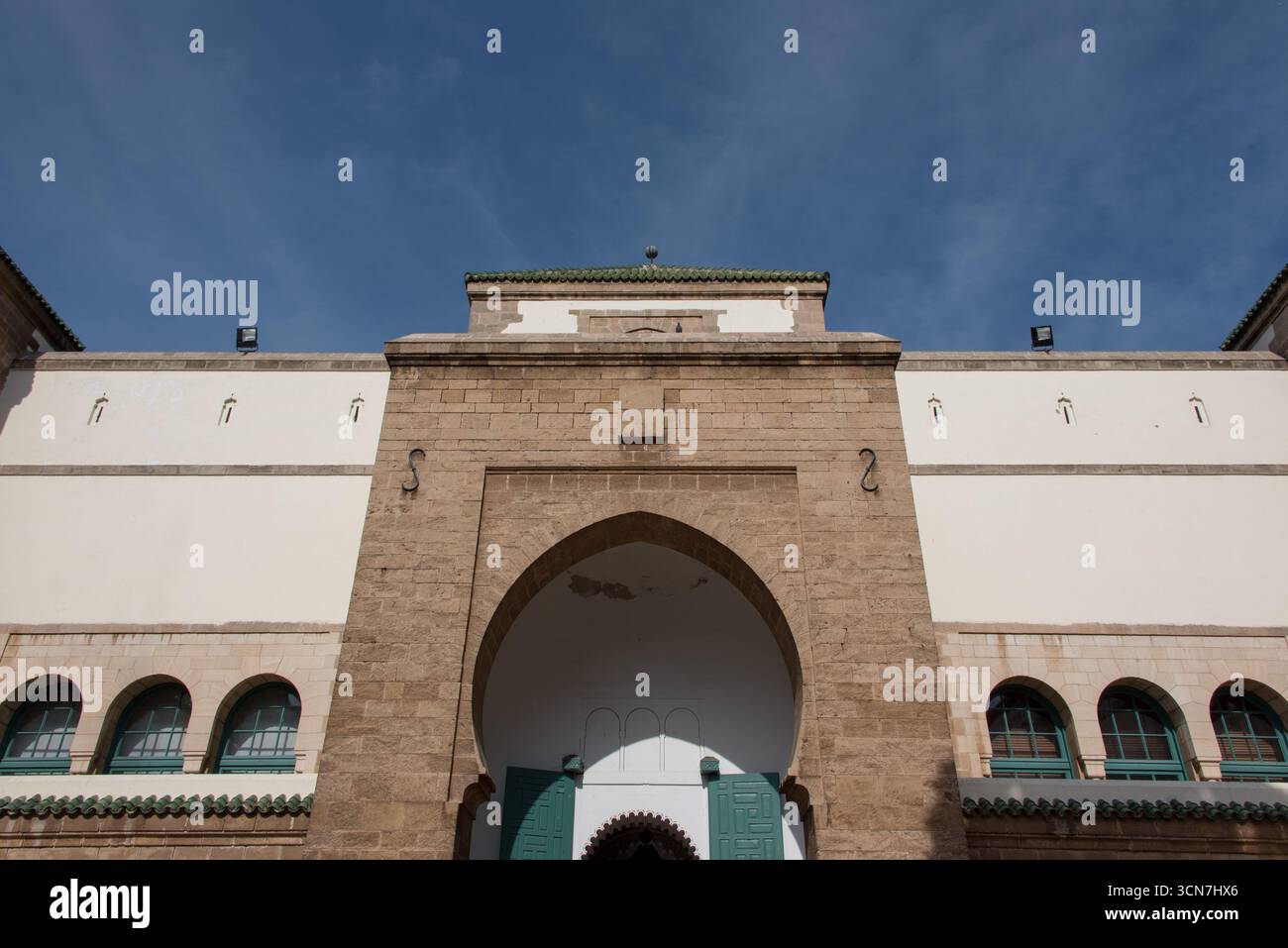 Blick auf den Königlichen Palast von Casablanca, offizielle Residenz der marokkanischen Monarchie, Beispiel für traditionelle Architektur und Symbol der königlichen Macht. Stockfoto