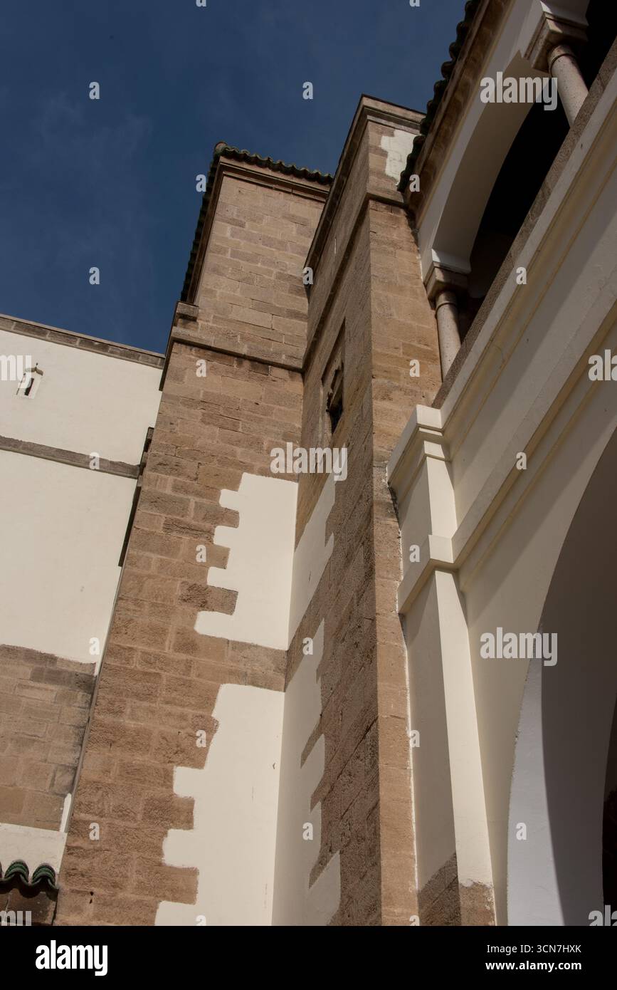 Blick auf den Königlichen Palast von Casablanca, offizielle Residenz der marokkanischen Monarchie, Beispiel für traditionelle Architektur und Symbol der königlichen Macht. Stockfoto