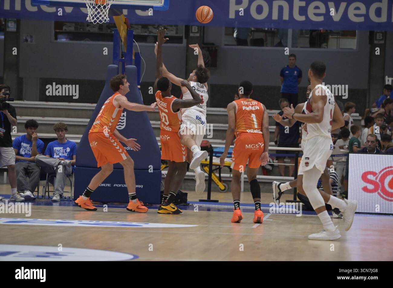 Pontevedra, Spanien. September 2025. Baskonia gegen Valencia Basketball. Encestarias Turnier. Quelle: Xan Gasalla, Alamy Live News. Stockfoto