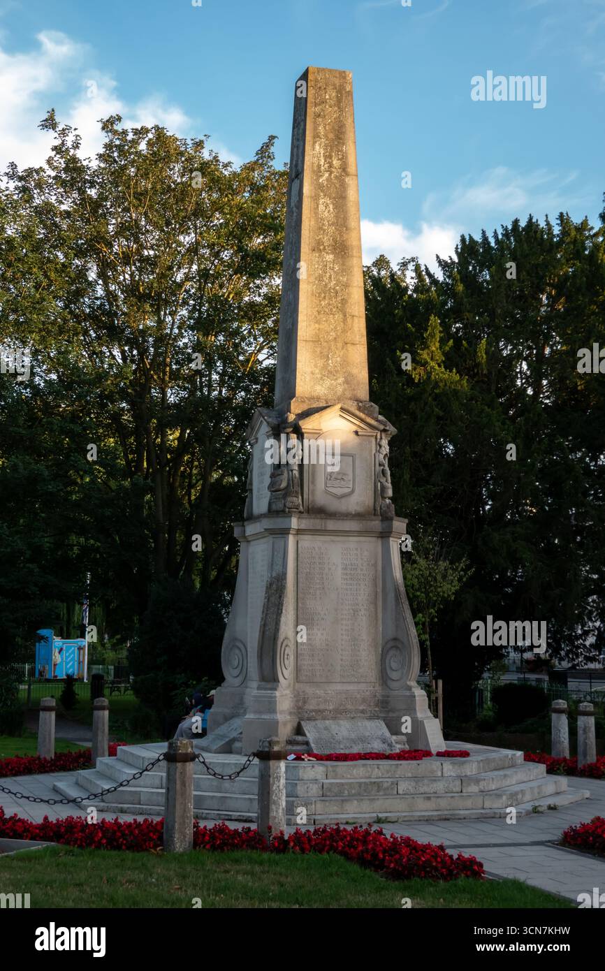 Kriegsdenkmal im Castle Park, Bishops Stortford, Hertfordshire, Großbritannien, umgeben von roten Blumen. Stockfoto