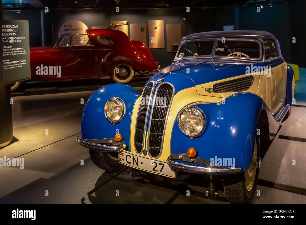 Riga, Lettland - 08. Mai 2017: BMW Sportcabriolet aus den 1930er Jahren im Rigaer Motormuseum ausgestellt. Der zweifarbige Körper in Blau und Creme reflektiert aerodynamische Eigenschaften Stockfoto