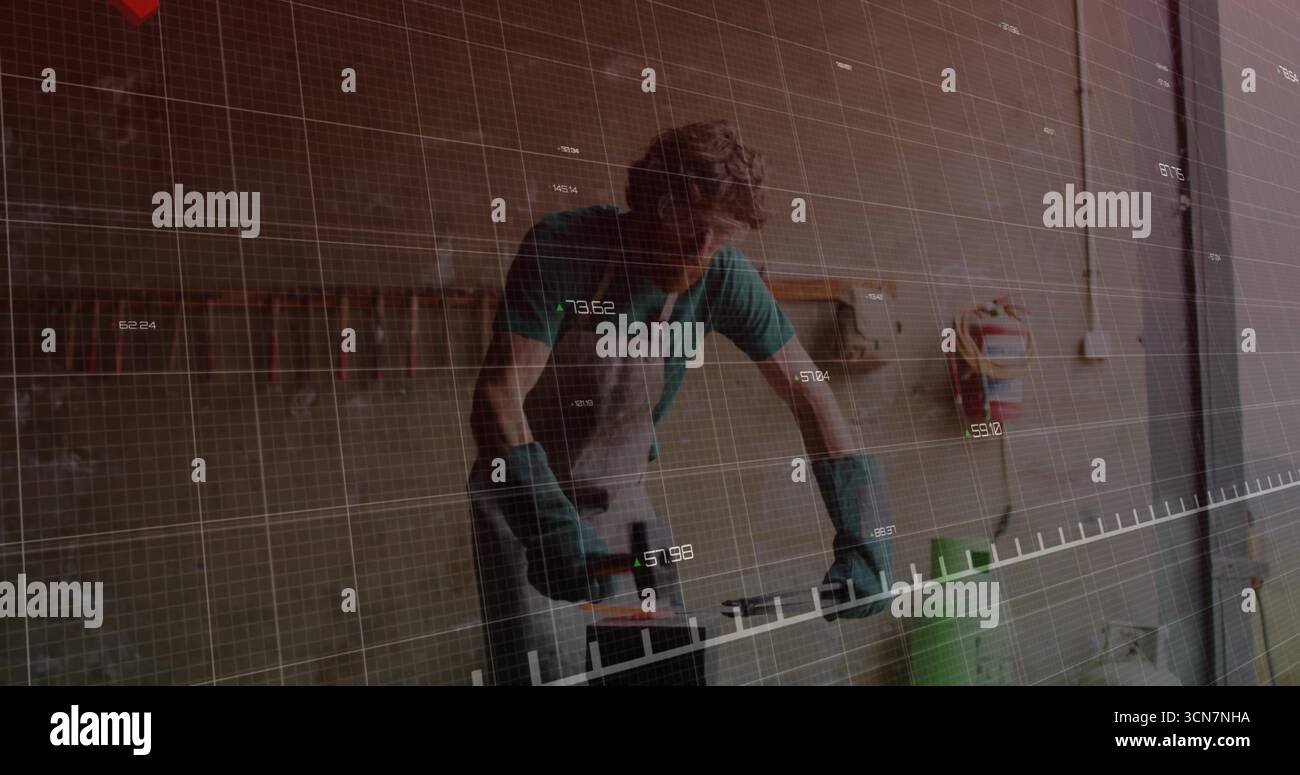 Schleifen von Handwerkern mit Schürze mit einem Schleifgerät auf Holzdielen in der Garage, digitale Gitterüberlagerung Stockfoto