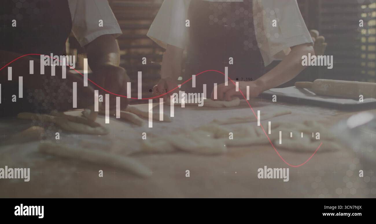 Kneten Bäcker in Schürzen, Formen Teig in der Bäckerei auf Holztisch, mit Überlagerung der Finanzpläne Stockfoto