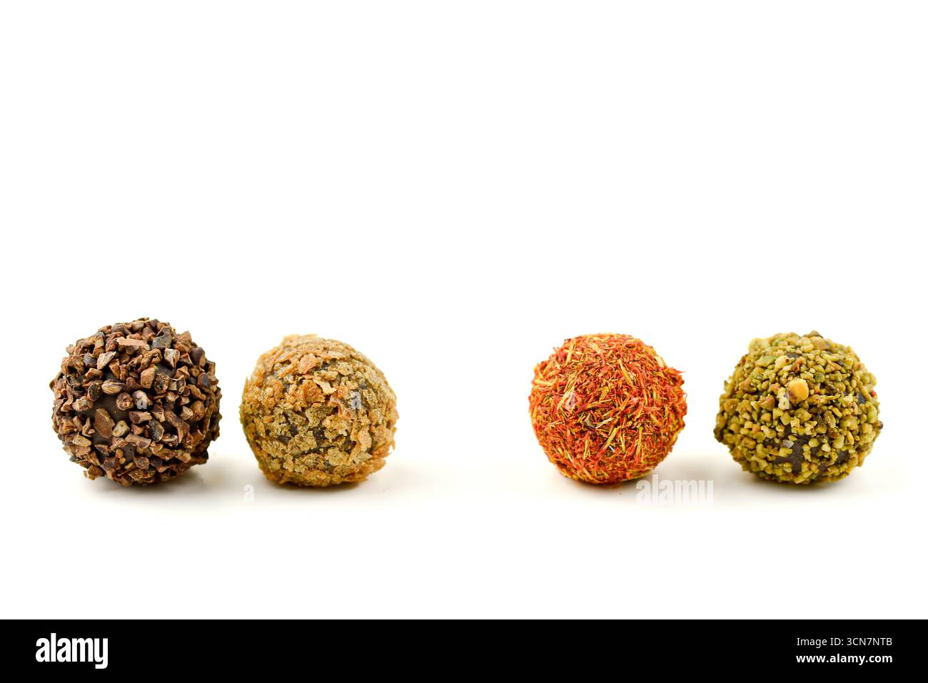 Vier unterschiedlich farbige Kugeln mit unterschiedlichen Belägen. Der obere linke Ball ist braun und der obere rechte ist grün. Unten links ist braun und unten r Stockfoto