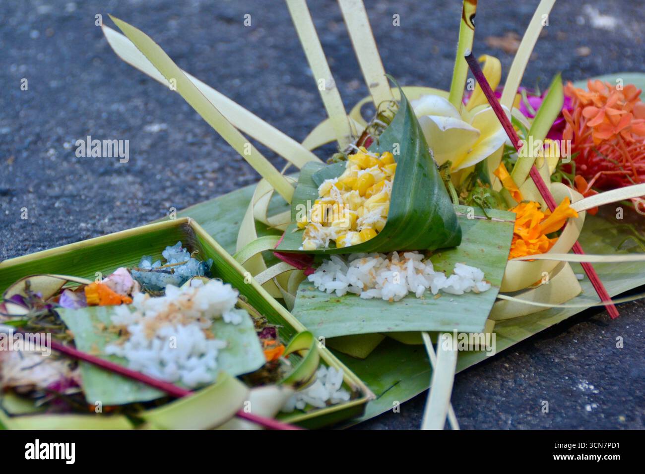 Traditionelles balinesisches Angebot auf dem Boden Stockfoto