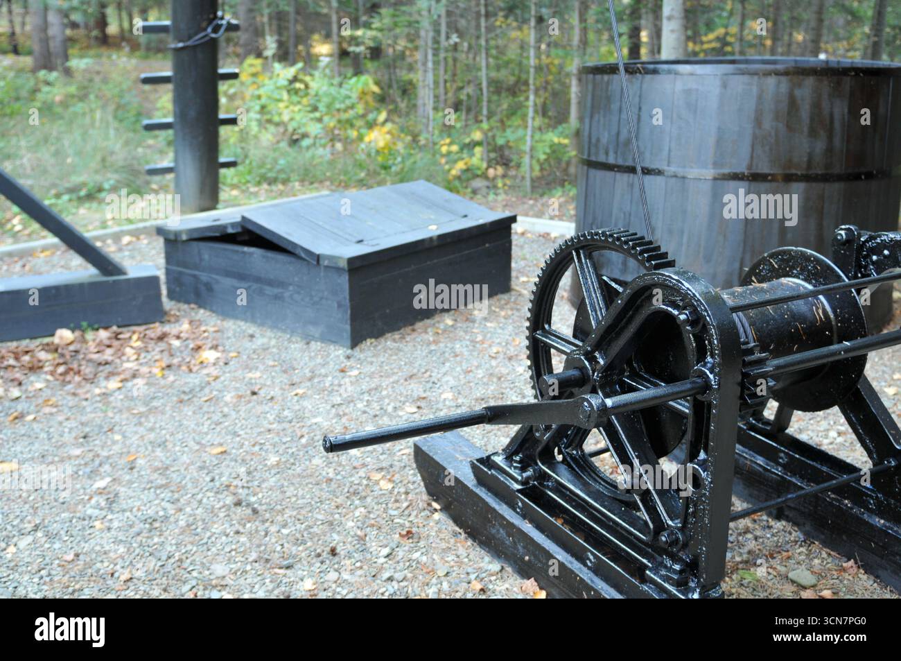 Windenmechanismus für Ölbrunnen im Ignacy Łukasiewicz Öl- und Gasmuseum in Bóbrka, Polen. Stockfoto